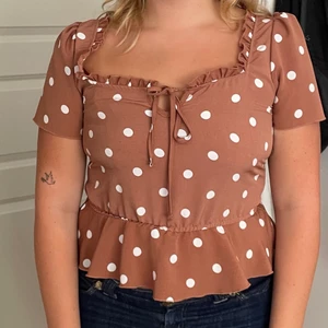 Brun blus - Denna fina blusen säljs för den har inte använts på länge. Väldigt gullig och passar till mycket. 💕 Köparen står för frakten