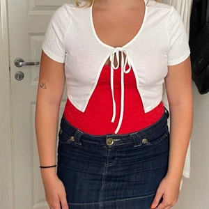 Kofta - Detta plagget är perfekt för att göra en outfit lite roligare, använder aldrig längre så därför säljer jag den. Storlek L men passar M. 💕 Köparen står för frakten