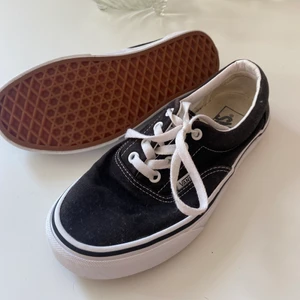 Oanvända vans strl 37 - Helt nya vans i strl 37 som endast blivit stående i hallen tyvärr, något solblekta i tyget men annars i nyskick