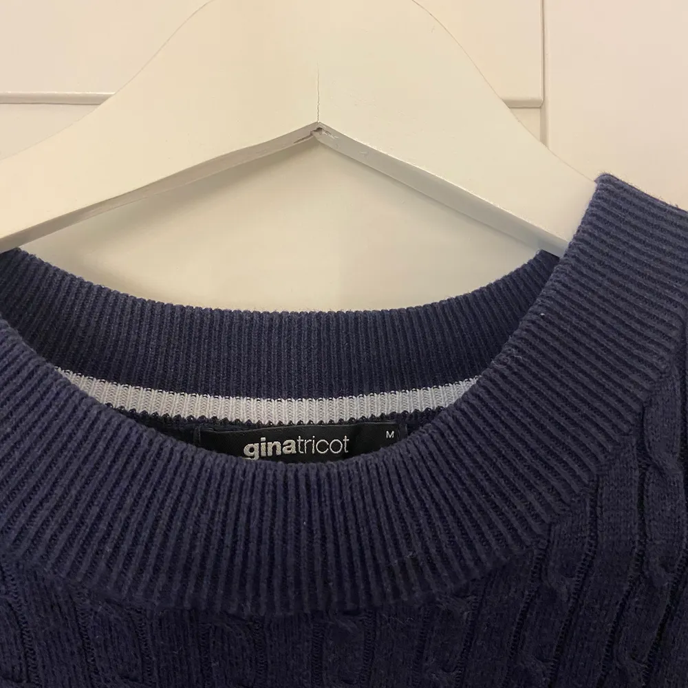 Säljer denna fina mörkblå stickade tröja i strl M, passar mig bra som brukar ha S i tröjor💓 Använd ett flertal gånger men inga märken m.m😊Betalning sker via swish.. Stickat.
