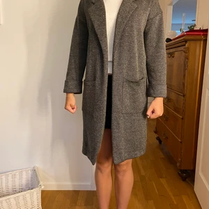 Kappa - En grå kappa från PIECES i strl M perfekt till hösten💓Är 168cm och den är lite stor på mig men den funkar!😊Säljes 70kr+frakt