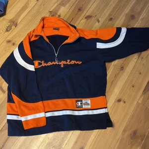 Champion, tjocktröja storlek S - Skön tjocktröja från Champion i storlek S. Marinblå, orange och vit. Skönt material