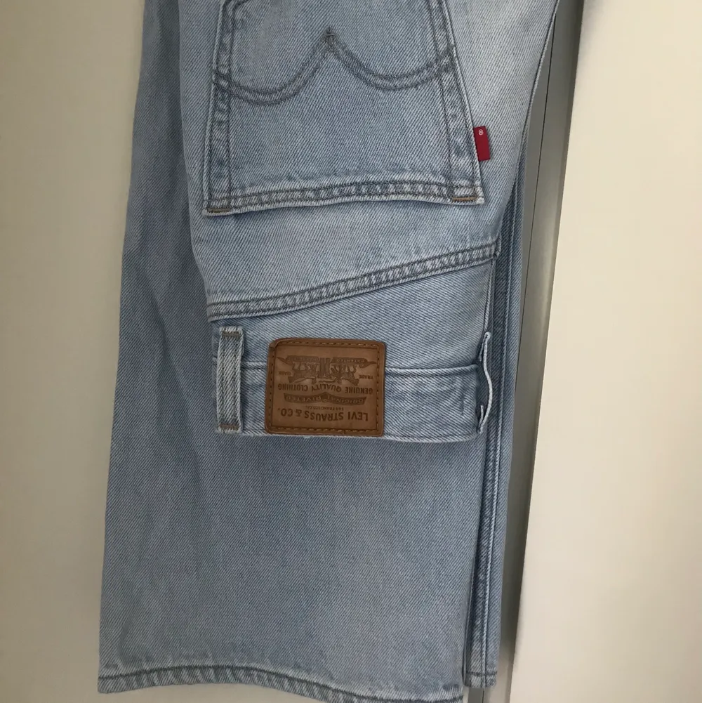 Ljusblå Levis jeans i modellen high loose Säljer då dom tyvärr är för små för mig. Köpta här på Plick men de är varken använda av mig eller förra ägaren så dom är i nyskick👌🏼😍 . Jeans & Byxor.