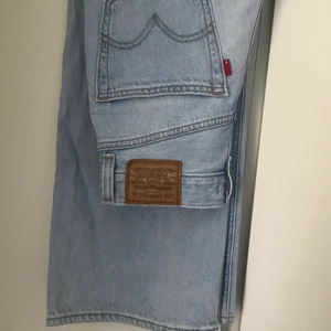 Nya Levi’s jeans - Ljusblå Levis jeans i modellen high loose Säljer då dom tyvärr är för små för mig. Köpta här på Plick men de är varken använda av mig eller förra ägaren så dom är i nyskick👌🏼😍 