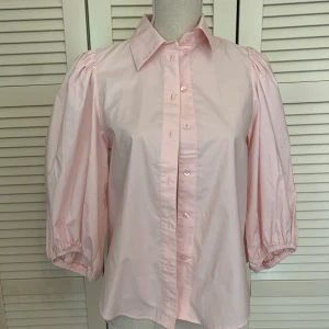 Rosa halvärmad topp - Den är i bra skick och passar fint!