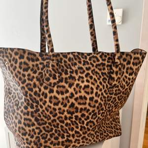 Leopard väska med mycket utrymme. Jättefin till alla outfit och super praktiskt.