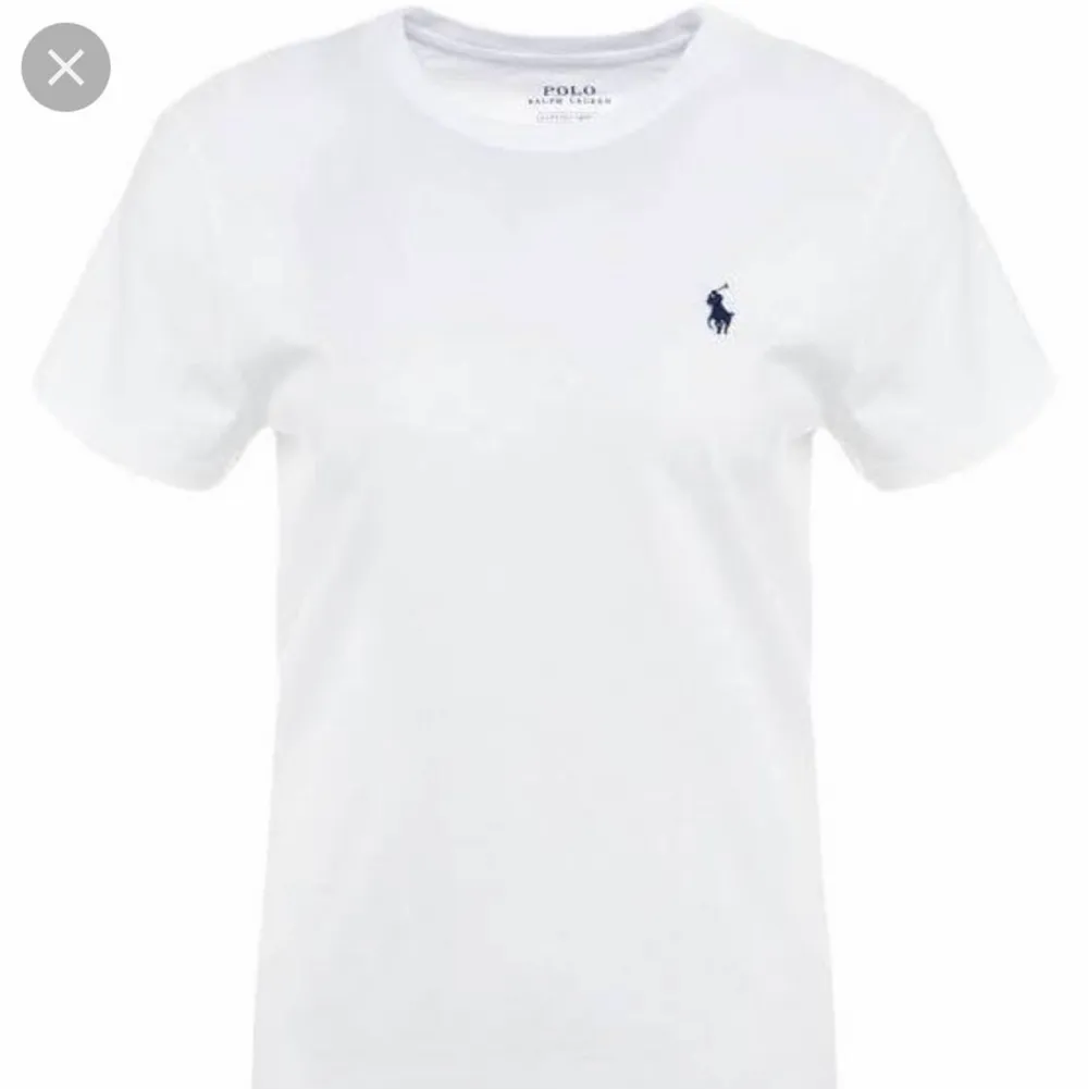 Säljer min jättefina Ralph Lauren t shirt i vit i storlek xs eller s men passar mig som vanligtvis har xs. Ny pris är 595 säljer för 300 + frakt❤️❤️❤️ . T-shirts.