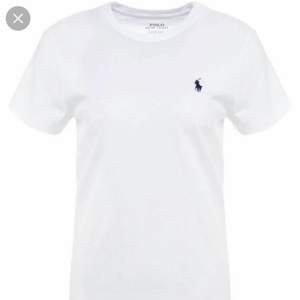 Säljer min jättefina Ralph Lauren t shirt i vit i storlek xs eller s men passar mig som vanligtvis har xs. Ny pris är 595 säljer för 300 + frakt❤️❤️❤️ 