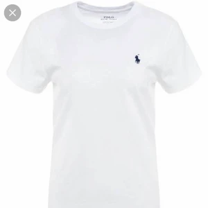 Vit ralph lauren tröja - Säljer min jättefina Ralph Lauren t shirt i vit i storlek xs eller s men passar mig som vanligtvis har xs. Ny pris är 595 säljer för 300 + frakt❤️❤️❤️ 