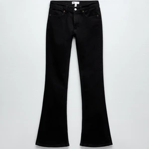 Lågmidjade jeans - Säljer nu mina lågmidjade jeans från Zara. Är i storlek 36 men passar om man har 34 också.  Är slutsålda på hemsidan och finns inte att köpa längre. 