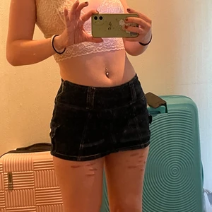 mini jeanskjol - midrise/lowrise jeanskjol med inbyggda shorts. de är mörklå men ser mörkare ut på bilden. super fina men har knappt användt då jag har flera liknande hemma 💕 frakt 42kr