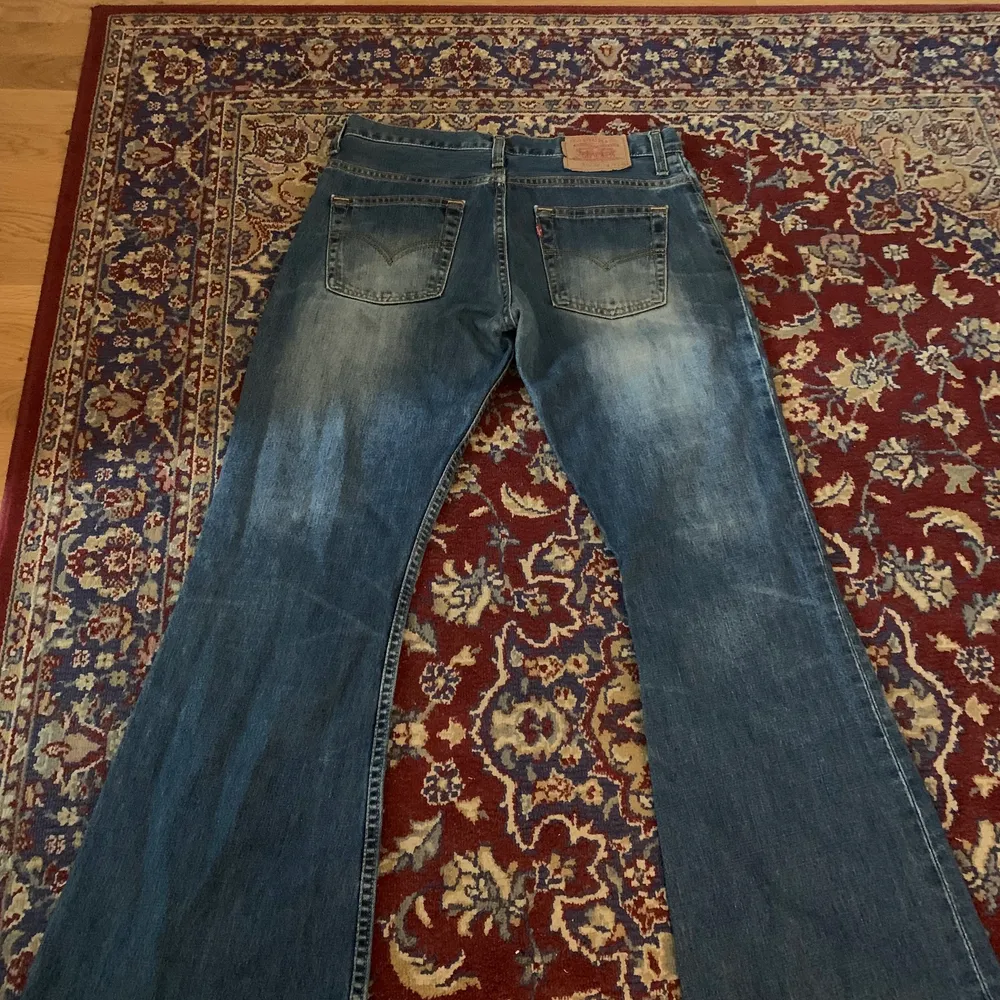 Låga bootcut jeans från Levis som e för korta för mig 💔. Jeans & Byxor.