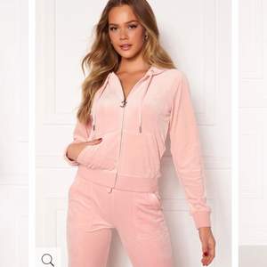 Säljer min juicy couture hoodie i färgen Pale pink.storlek xxs,Säljer eftersom att jag vill köpa ett par byxor i en annan färg.Har använt den få gånger och ser som ny ut.Den tvättas såklart innan.Ny pris 1199.Vi kan diskutera priset privat. Möts helst upp