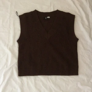 Väst - Väst från hm i storlek xs men passar även s, knappt använd och säljer för 50kr+66kr(frakt). Meddela gärna om du har några frågor❣️
