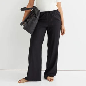 Vid satinbyxa  - Helt nya linnebyxor från hm, prislappen kvar. Säljer pga för stora. (Slutsålda) säljer likadana i vit🫶🏼