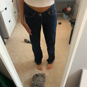 Zara jeans  - Säljer dessa helt oanvända zara jeans, dem är kortare i midjan där framme och längre där bak vilket får illusionen av en smal midja!