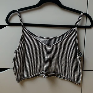 Croppat linne - Vit och svart randigt kort linne med U-rigning eller V-rignin. Går att ha på sig både bakåt och framåt. KÖP INTE DIREKT!