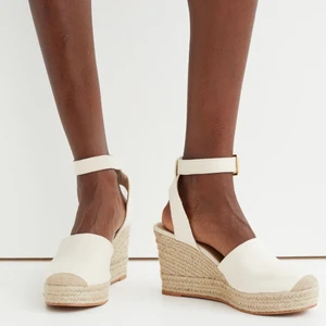 Klackskor - Säljer dessa oanvända espadrillos klackskor från H&M! Slutsålda på hemsidan💕 