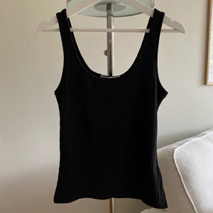 Na-kd linne - Säljer ett linne från Na-kd med ribbad struktur. Har du frågor, kontakta mig 🥰 Köpren står för frakt