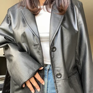 Skinnjacka Jofama - Medellång skinnjacka,svart och med knappar.