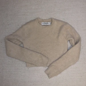 Ivyrevel fluffig tröja - Ljus rosa croppad tröja från ivyrevel i skönt och mjukt material. 