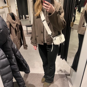 Kappa - Brun kappa från Kappahl. Använd i en månad ungefär men ändå i fint skick.💓