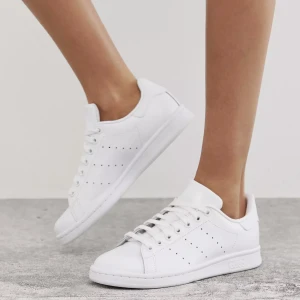 Stan Smith  - Vita skor, skriv för mer bilder, har ett par som är med blå där bak och dom är i storlek 38 