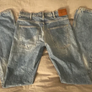 Zara jeans - Säljer dessa lågmidjade jeans som jag köpte från zara när de hade ett samarbete med vintagekläder! Super fina i bra skick och långa i modellen. Passar i längden för mig som är 165cm💕