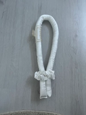 TikTok lockar - Säljer produkter för att göra de läns tiktoklockarna då jag har klippt håret. Det är medföljer är bandet man snurrar håret runt, 2 scrunchies och en hårklämma!