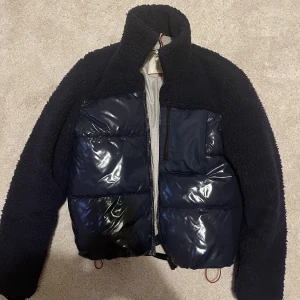 Tommy hilfiger puffer jacket - Denna jacka tar emot att lägga upp, aldrig varit till försäljning utan enbart gjorts för fashion week burits av Gigi Hadid. En mörkblå puffer jacket från Tommy hilfiger i både lack och teddy, as cool 😍 kort i modellen och kan dras åt längst ner, i strl s!