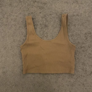 Linne - Ribbat linne. Inte speciellt använt, säljer för att det är för litet. Fin kvalite. Köptes för 250kr