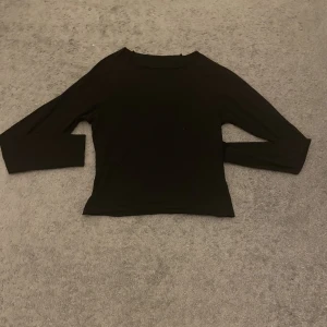 Svart tröja - Svart långärmad tröja. Oanvänd. Säljer för att den är för liten. Liten i storlek. Köpte för 350kr. 