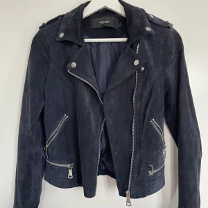Mockajacka från Vero Moda - Fin skinnjacka/mockajacka från Vero Moda! 