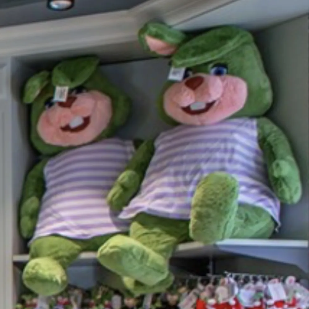 Tror den är 130cm, köpte den på Liseberg för 700kr så säljer den för 500 . Muu.