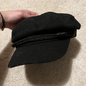 Svart hatt  - En så cool basker/hatt (vet inte riktigt vad det kallas ☺️). Använd väldigt fåtal gånger men tycker inte jag passar i det tyvärr, kan typ inte klä upp den! Men hoppas någon annan kan 😍köpt från Weekday i strl S 