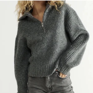 Stickad zip tröja - Säljer denna mörkgråa stickade zip tröjan då den inte har kommit till användning, använd 2  gånger sparsamt, frakten är 80kr🤍kontakta om intresserad