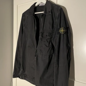 Stone island jacka  - Stone island overshirt, jacka i storlek S. Bra condition. Jackan är lite Stone färgad vilket gör den lite unik. Säljs för den inte kommer till användning längre. 
