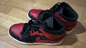 NIKE AIR JORDAN 1 Mid 35,5 - NikeAirJordan storlek 35,5 Sparsamt använda och mycket fint skick, mer bilder kan fixas Skosnören har ”tappat” ”plasttejpen”  i ändan på snöret. Lite slitage på insidan av fot på skons skinnsida. Ytterst lite synbart slitna under på sulan Nypris 1350:- 