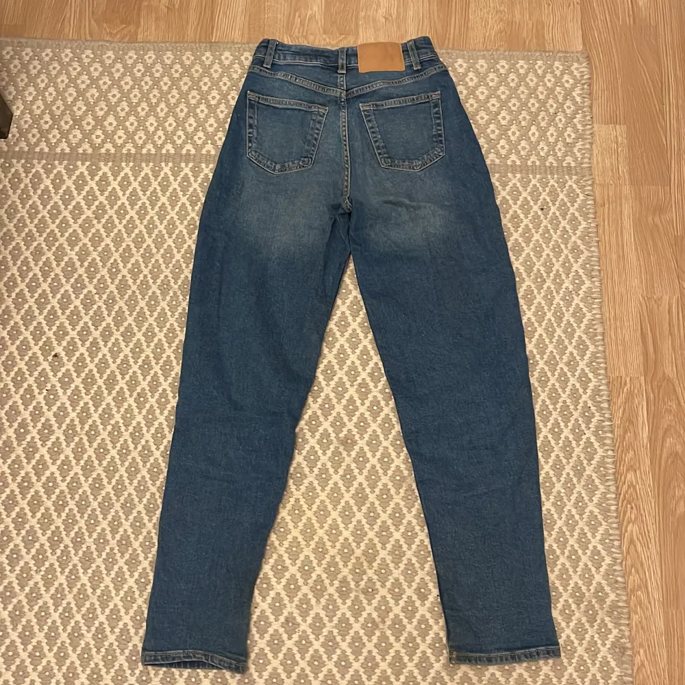 Säljer dessa snygga hm jeans för 100kr för att de inte kommer till användning längre. Jag är 160cm Dm för övriga frågor☺️. Jeans & Byxor.