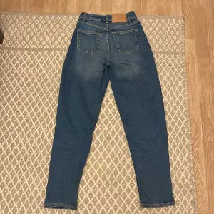 Säljer dessa snygga hm jeans för 100kr för att de inte kommer till användning längre. Jag är 160cm Dm för övriga frågor☺️