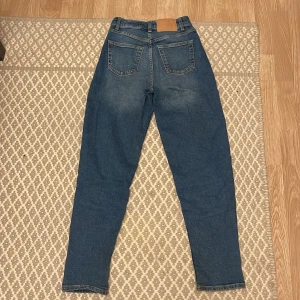 H&M jeans - Säljer dessa snygga hm jeans för 100kr för att de inte kommer till användning längre. Jag är 160cm Dm för övriga frågor☺️