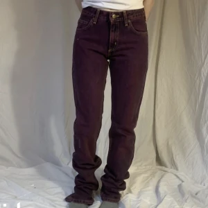 Jeans  - Dm för mer information 