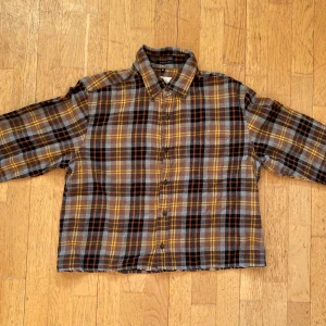 Flanellskjorta - Flanellskjorta i bra skick! Står M i storleken, men skulle nog mer säga att den är i storlek S. Sitter såhär på mig som är 160