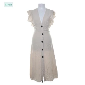 Klänning - Jättefin sommarklänning i linne. Sitter jättesmickrande på 💫 Köpt på sellpy i nyskick, har endast använt den en gång. Frakt tillkommer, pris kan diskuteras 🌟