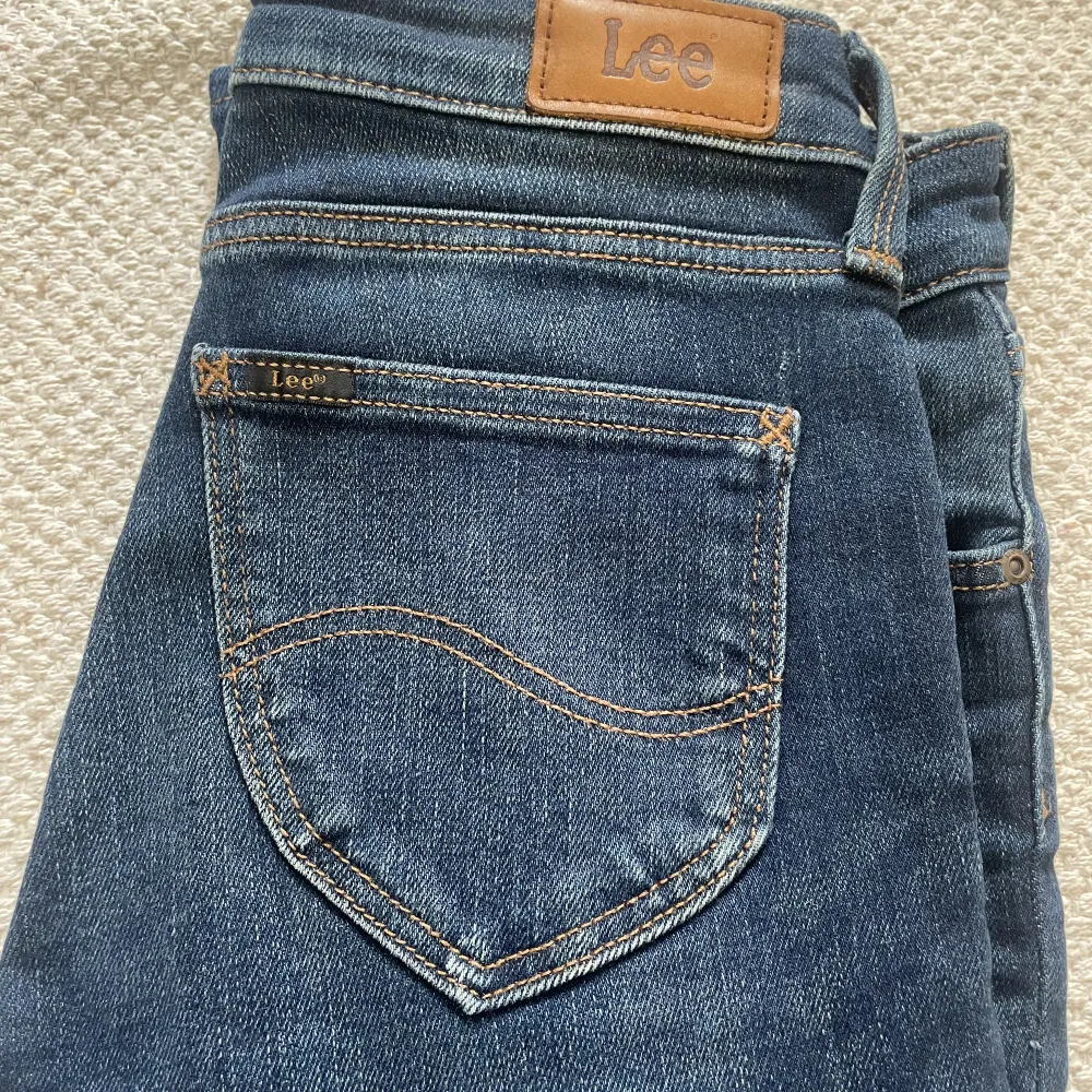 Säljer mina Lee jeans då de är för små för mig och är inte min stil längre. Lågmidjade. Använd fåtal gånger. Storlek: 34/36. Jag brukar ha 36 men de är för små på mig så passar nog en 34 bättre. . Jeans & Byxor.