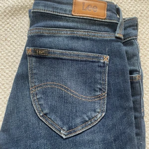 Lee Jeans - Säljer mina Lee jeans då de är för små för mig och är inte min stil längre. Lågmidjade. Använd fåtal gånger. Storlek: 34/36. Jag brukar ha 36 men de är för små på mig så passar nog en 34 bättre. 