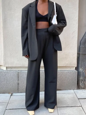 Djerf Avenue - Favoruite Pants i storlek small. Fållen är nedlagd vilket gör de lite längre (se bild) och ger en rå nederkant.  I använt skick.  