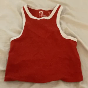 Röd Croptop/tanktop - Röd croptop/tanktop från newyorker storlek xs