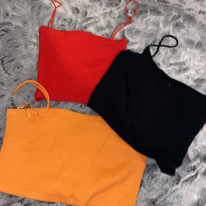 Flera toppar - Super söta toppar! En för 30 alla för 70kr  Har massa fler liknande och yk2 plagg så in o kika❤️