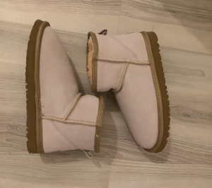 Uggs - Säljer dessa uggs, inte äkta. De är helt oanvända, säljer då de var för små för mig och hann inte skicka tillbaka de💗